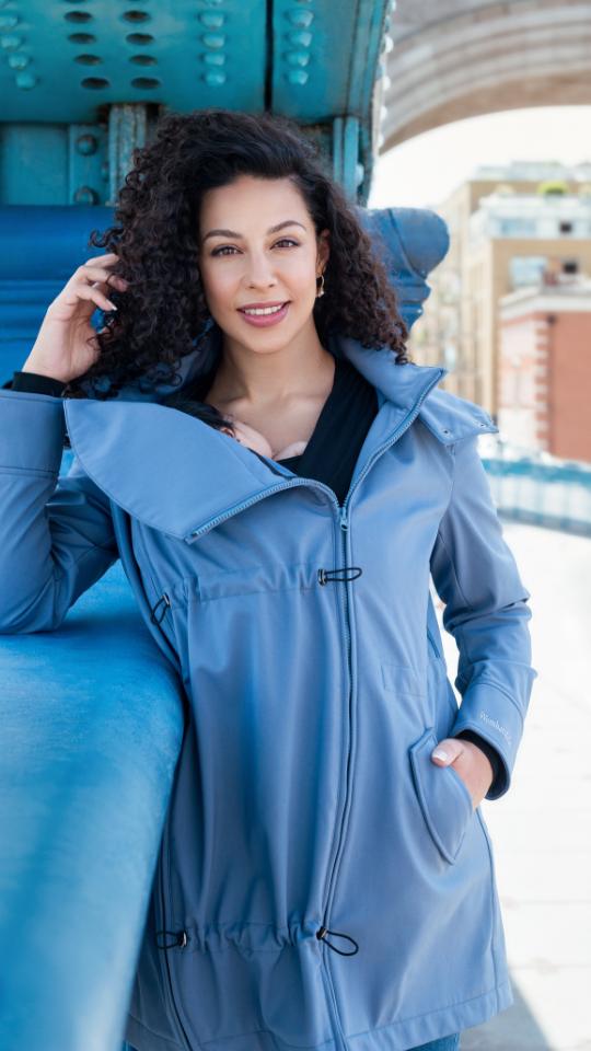 Mujer y beb&eacute; calientes y secos con el abrigo Wombat Shell